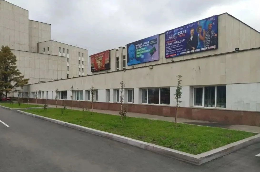 Территорию музыкального театра в Иркутске обновили.