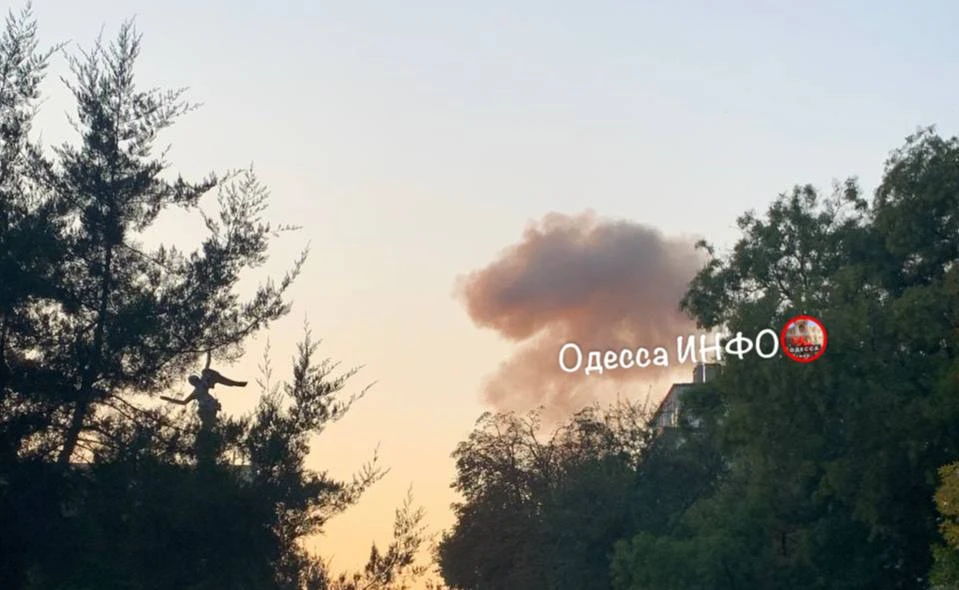 🔥В Одессе поднимается дым над местом прилёта.