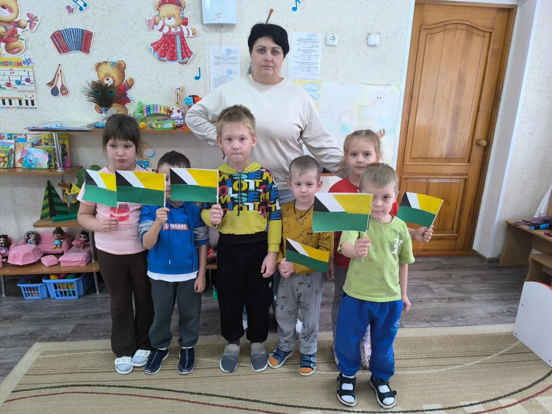 🌟  Занятие в логопедической группе: создание флага родного города.
