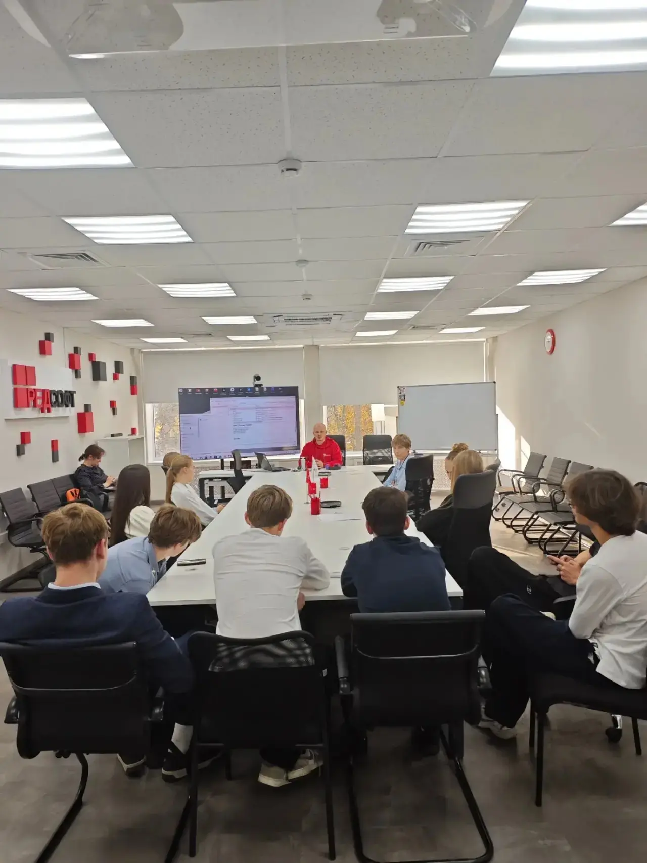 🎓 Сегодня 10Б класс побывал в муромском офисе «РЕД СОФТ» на профориентационном занятии.