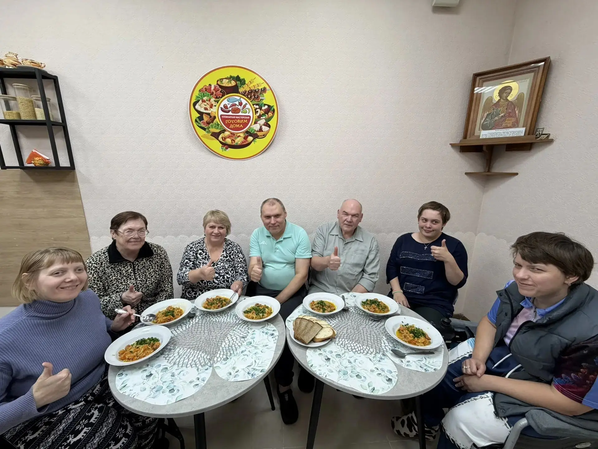 Аппетитная капустная солянка с сосисками в мультиварке — это идеальное воплощение уютно...