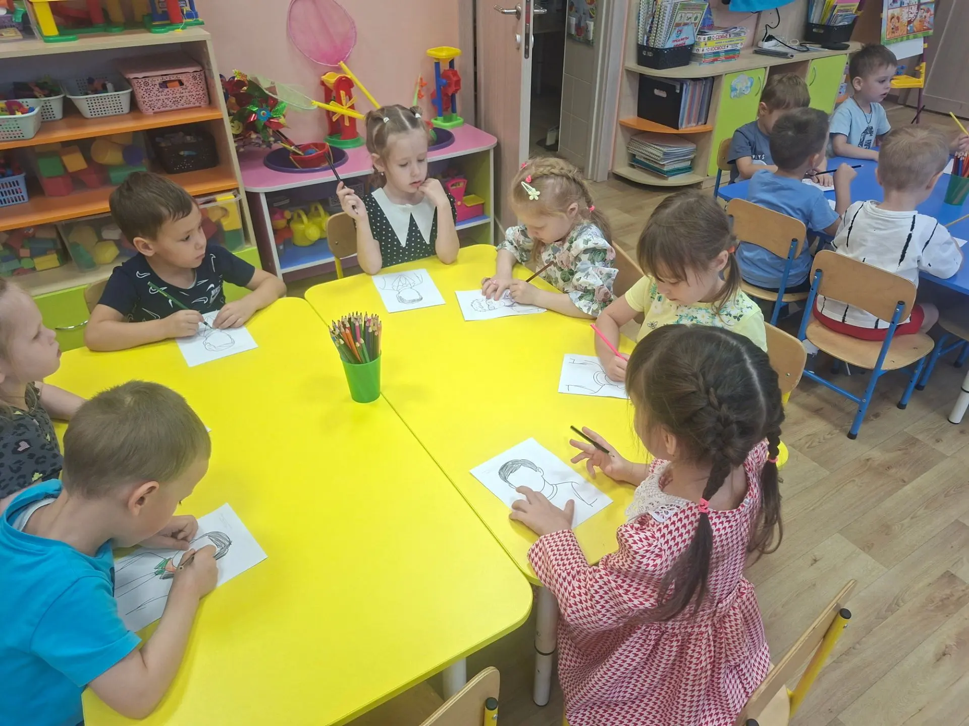 В преддверии праздника, средняя группа "Жемчужинки " готовят папам подарки 🎁 .