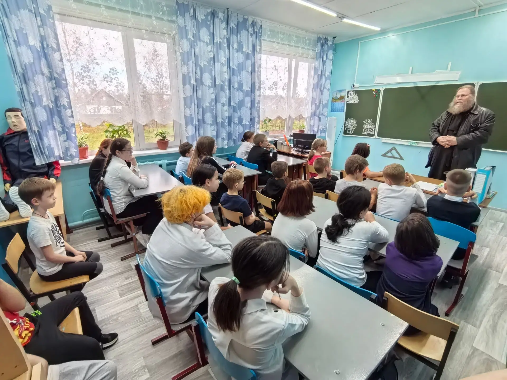 Сегодня, 15 октября, состоялась встреча учащихся с иереем Андреем Двининым, настоятелем...