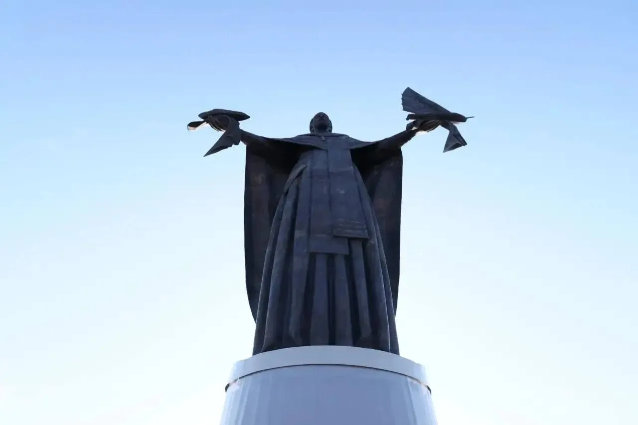Вот такой 10-метровый святитель Николай Чудотворец Мысгорновский теперь встречает всех ...
