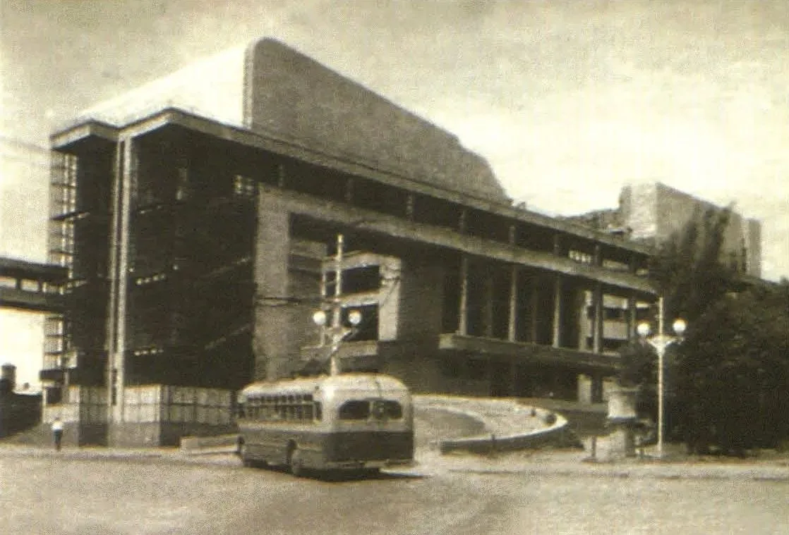 Фотография 1948–1959 годов. Разрушенный драмтеатр. На переднем плане — троллейбус МТБ-82Д