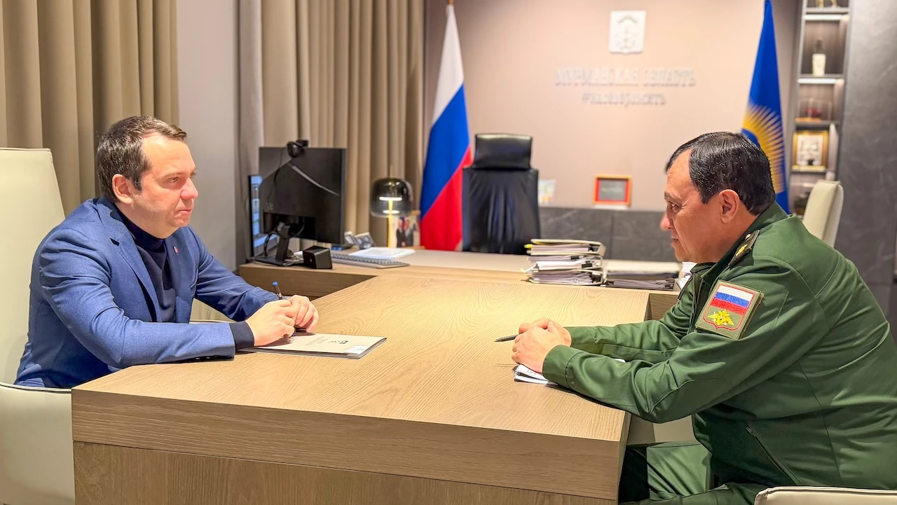 Андрей Чибис и замкомандующего войсками ЛВО Рустам Миннекаев обсудили безопасность и по...