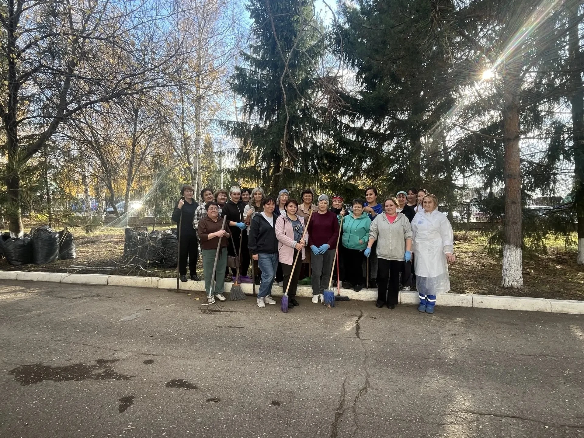 🧹 Субботник в Мраковской ЦРБ — дело привычное и полезное!