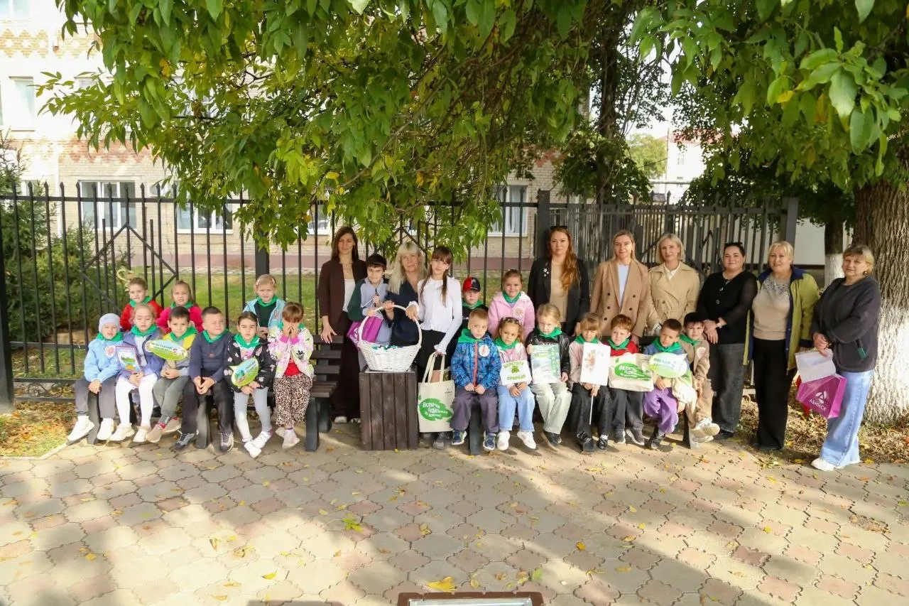 ♻️🪑🌿 На территории поликлиники ЦРБ появились 2 лавочки и 2 урны, изготовленные в рамк...