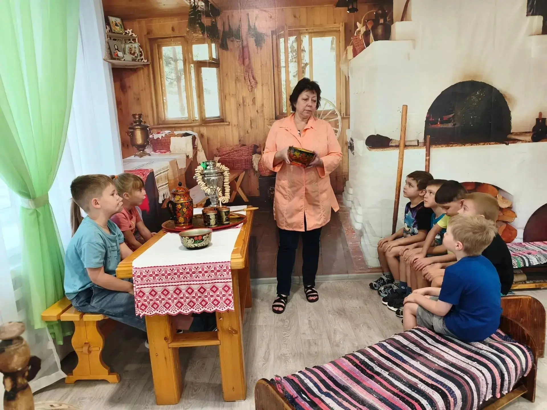 «Золотая хохлома: от мини-музея до юных мастеров»