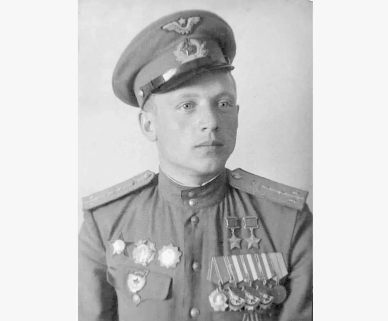 После первой Звезды Героя он попал в плен, а после побега был награжден второй Звездой ...