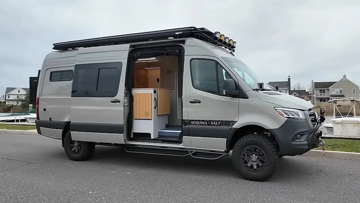 Abyss: полноприводный автодом на базе Mercedes-Benz Sprinter с автономной системой элек...