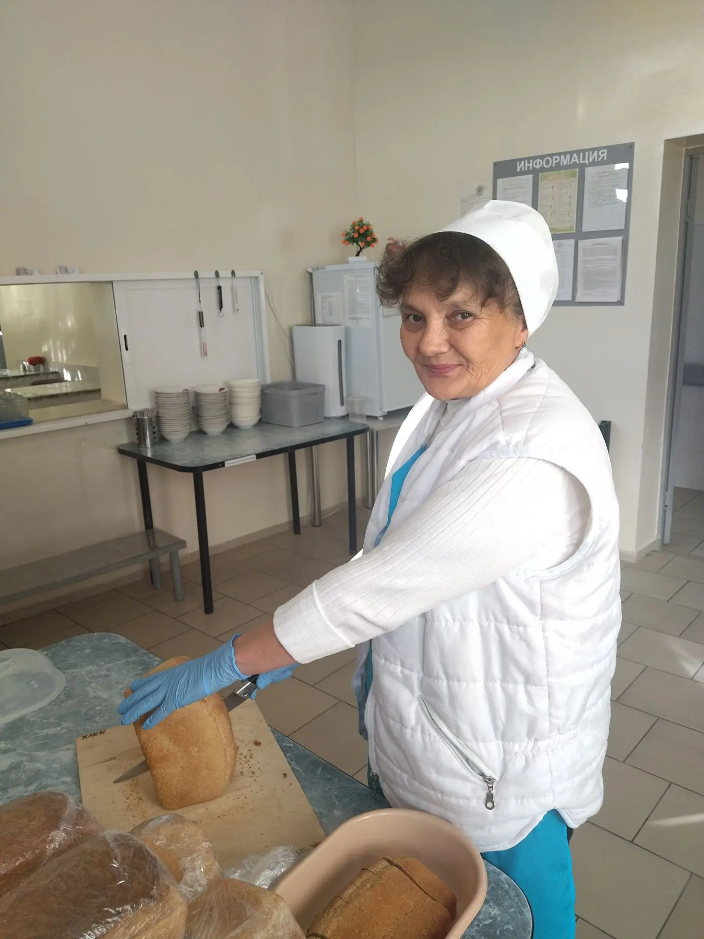🎊🎉Сегодня свой день рождения отмечает кухонный рабочий нашего Центра — Нурия Максумов...