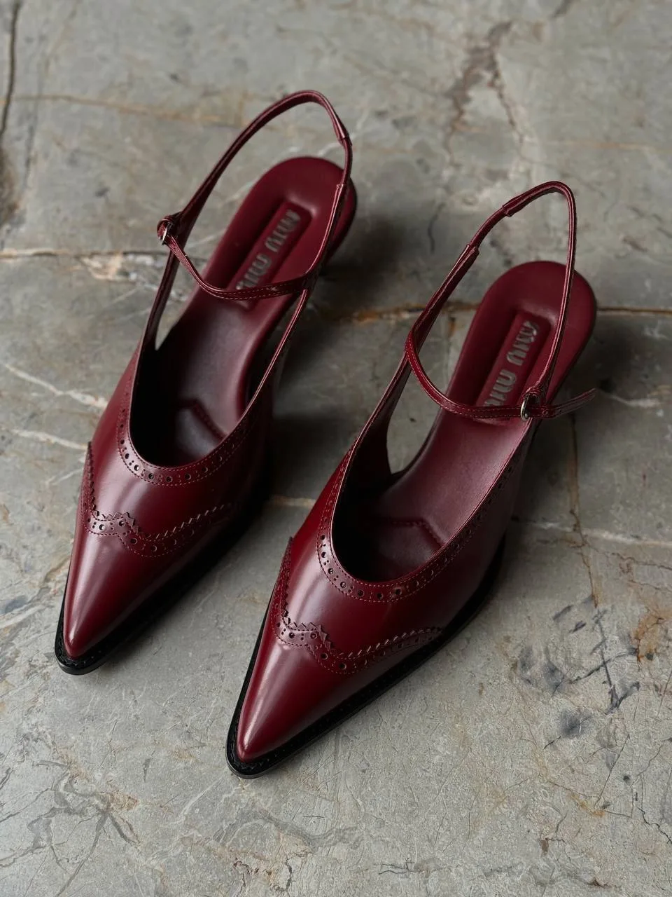 Новые туфли Miu Miu Brogue в цвете Porpora Nero. Полный комплект, маркировка 40.