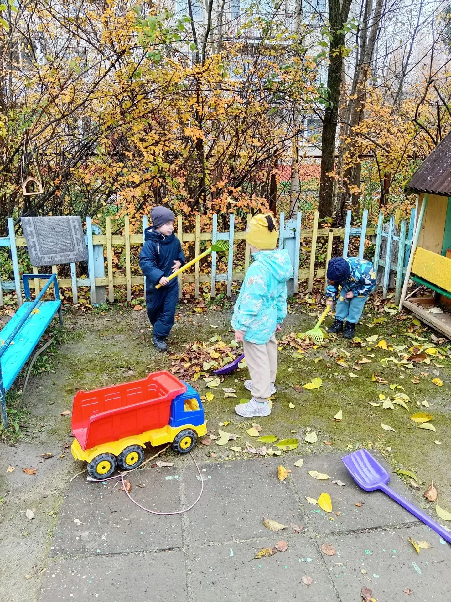 «Весёлые ребята» группы № 2 очень любят трудиться на прогулочном участке детского сада....