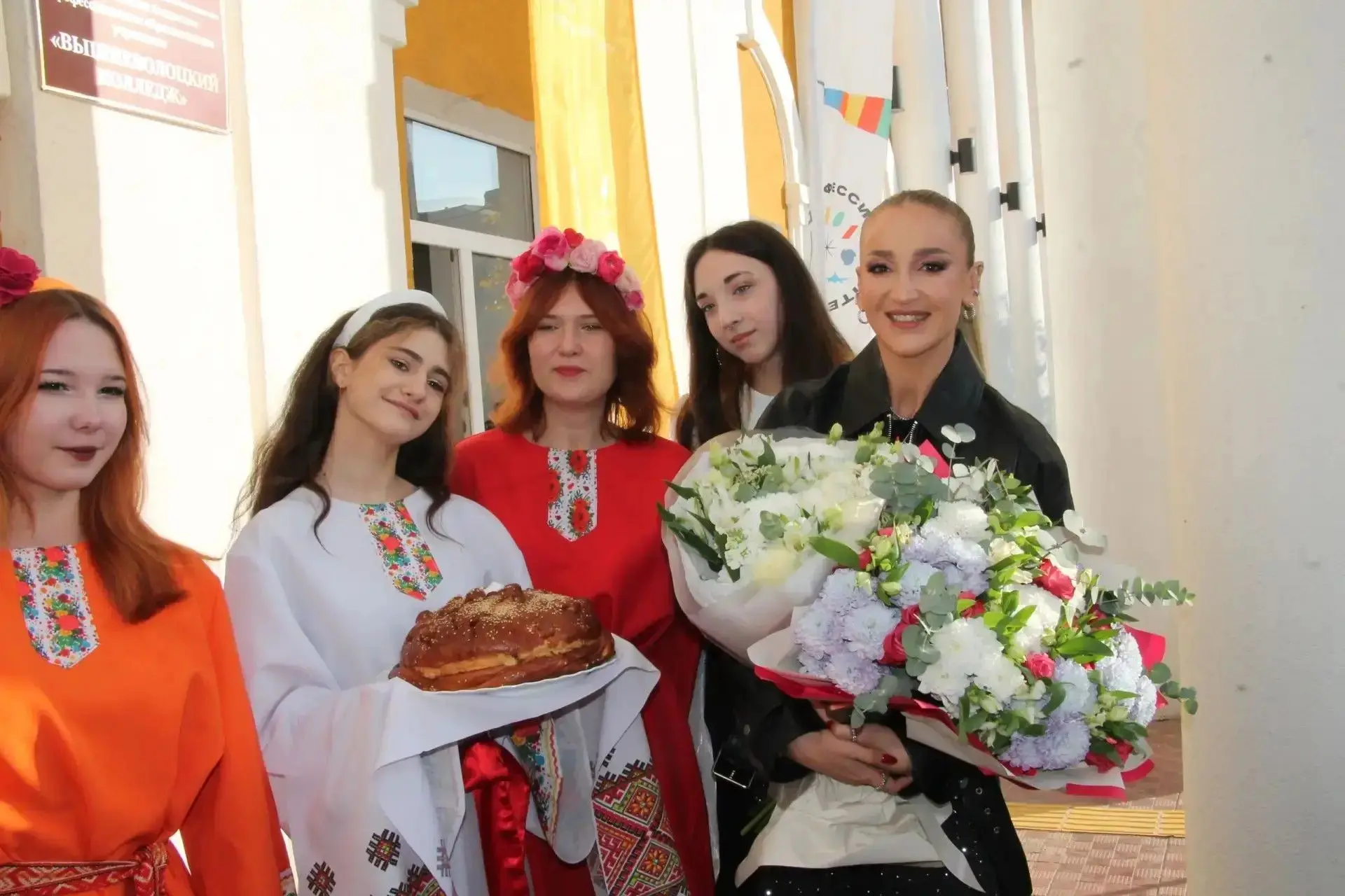 Ольга Бузова «засветилась» в Вышнем Волочке – сегодня в Вышневолоцком колледже снимают ...