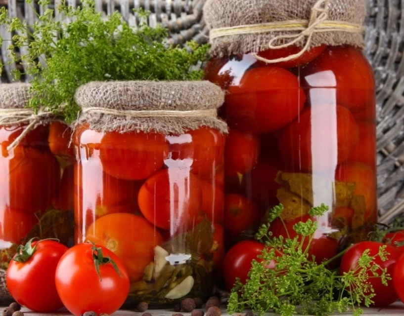 МАРИНОВАННЫЕ ПОМИДОРЫ С ЗЕЛЕНЬЮ, ПЕРЦЕМ, ГВОЗДИКОЙ И КОРИАНДРОМ