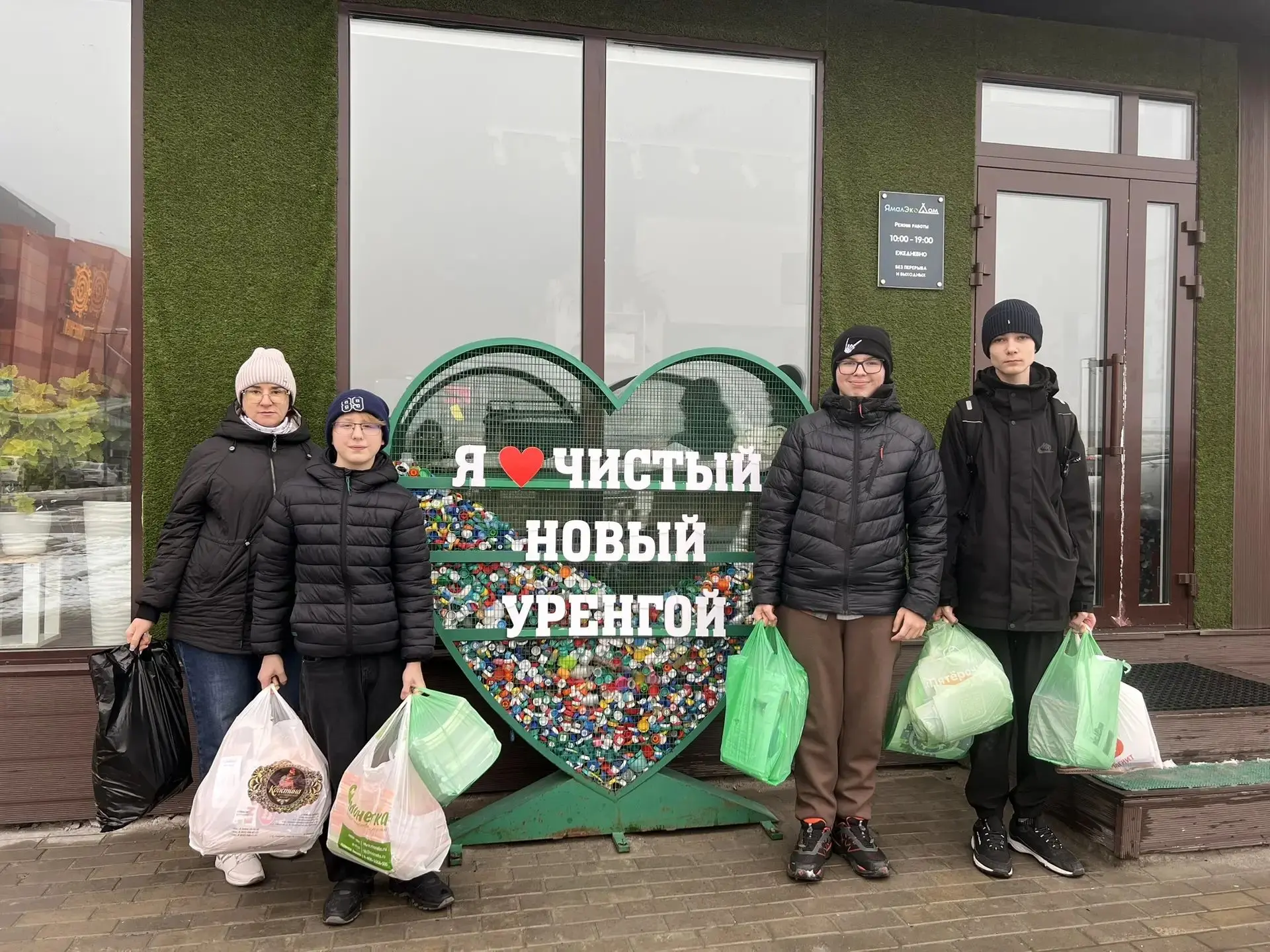 ♻️ Обучающиеся 8а класса вместе с классным руководителем Ильясовой Д.Р. и родительским ...