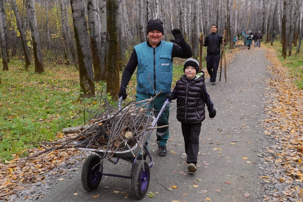 Сегодня вышли на субботник на экотропе у Менделеев-парка.