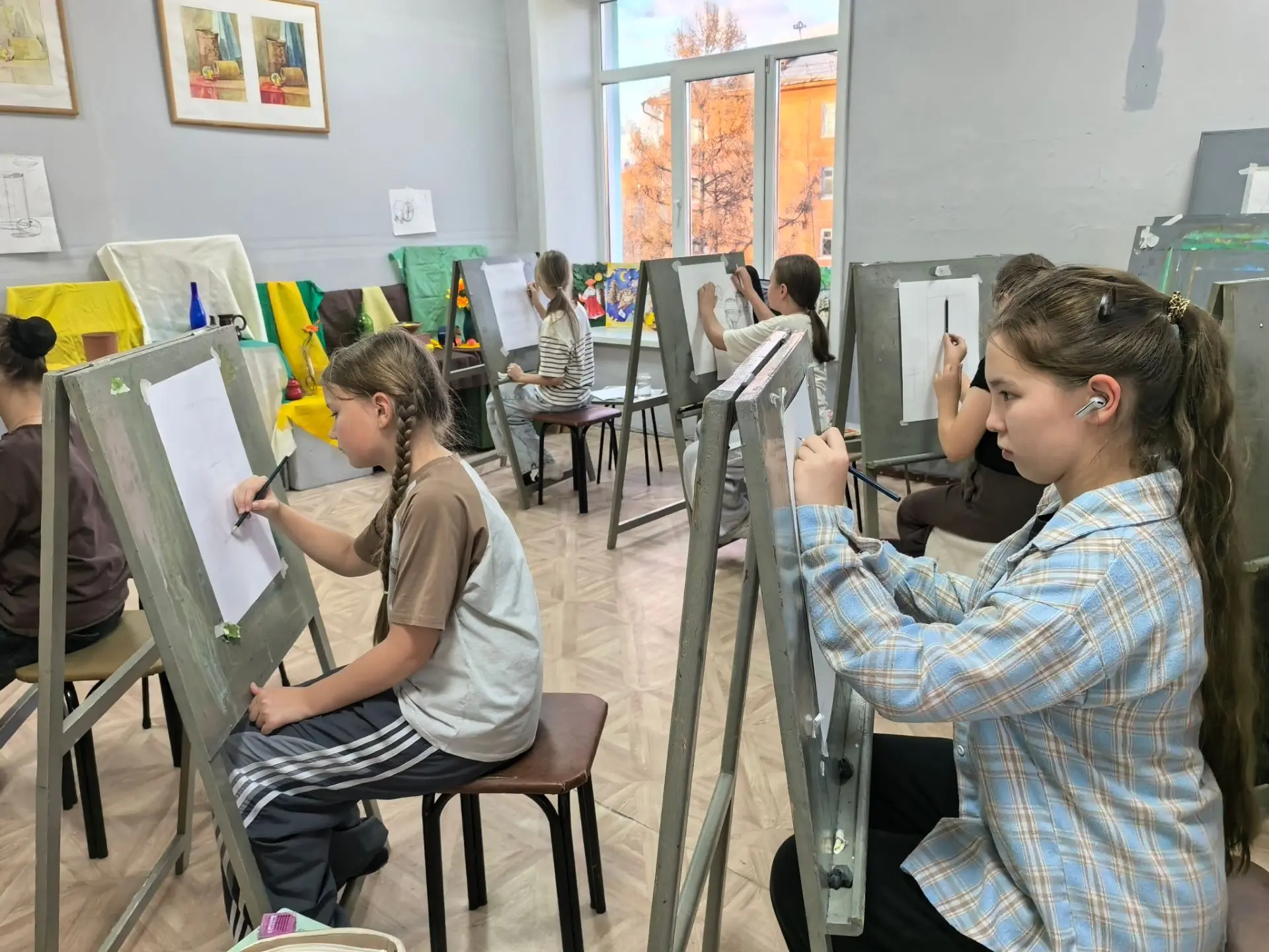 ✨В Детской школе искусств, на художественном отделении не только за мольбертом, но и за...