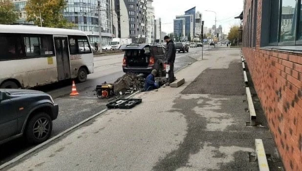 Начали заделывать «впадину» в центре Барнаула, которую завалили мусором. 🚧