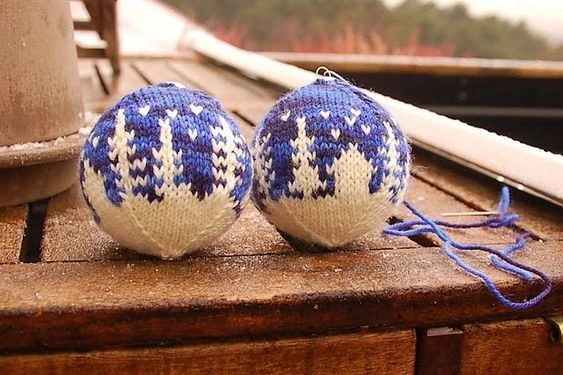 Схемы для вязания новогодних шаров!