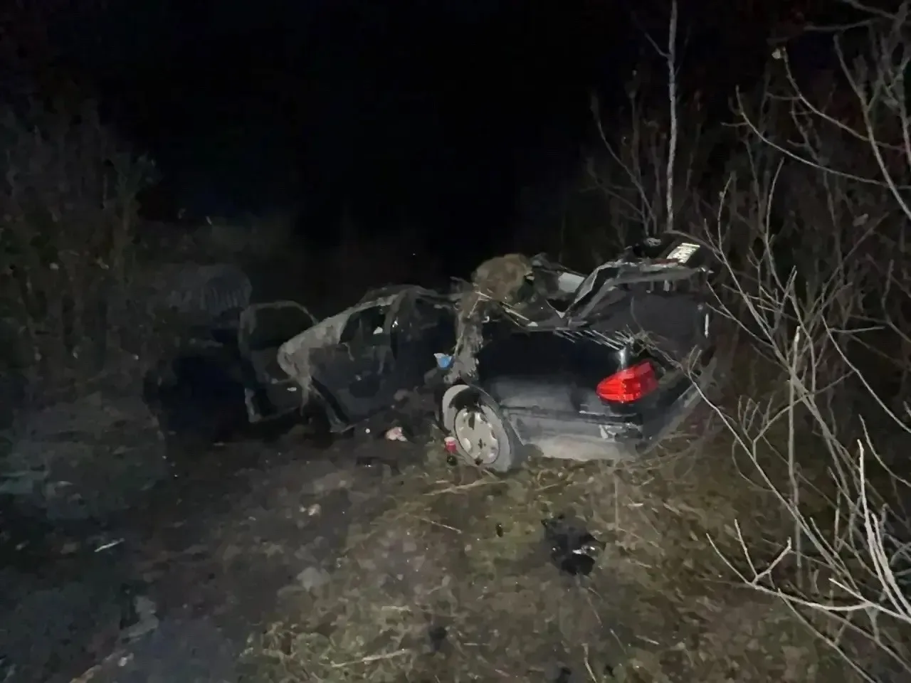 «Мерседес» опрокинулся в кювет: водитель легковушки погиб на месте аварии