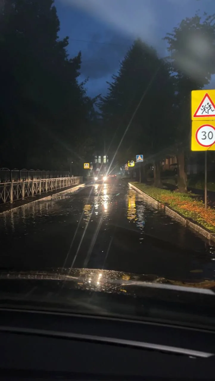 Дорога возле Гимназии, как обычно затоплена💦