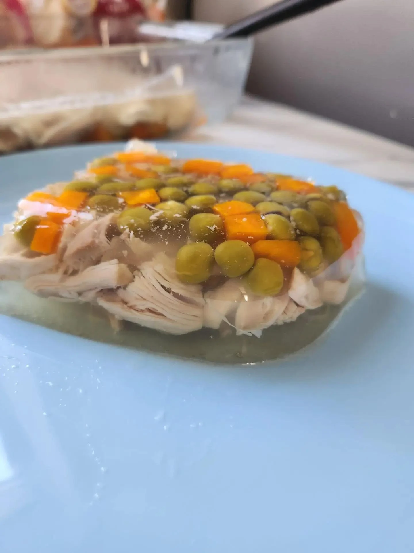 Курица, овощи, немного желатина и получается нежное, ароматное заливное, которое украси...