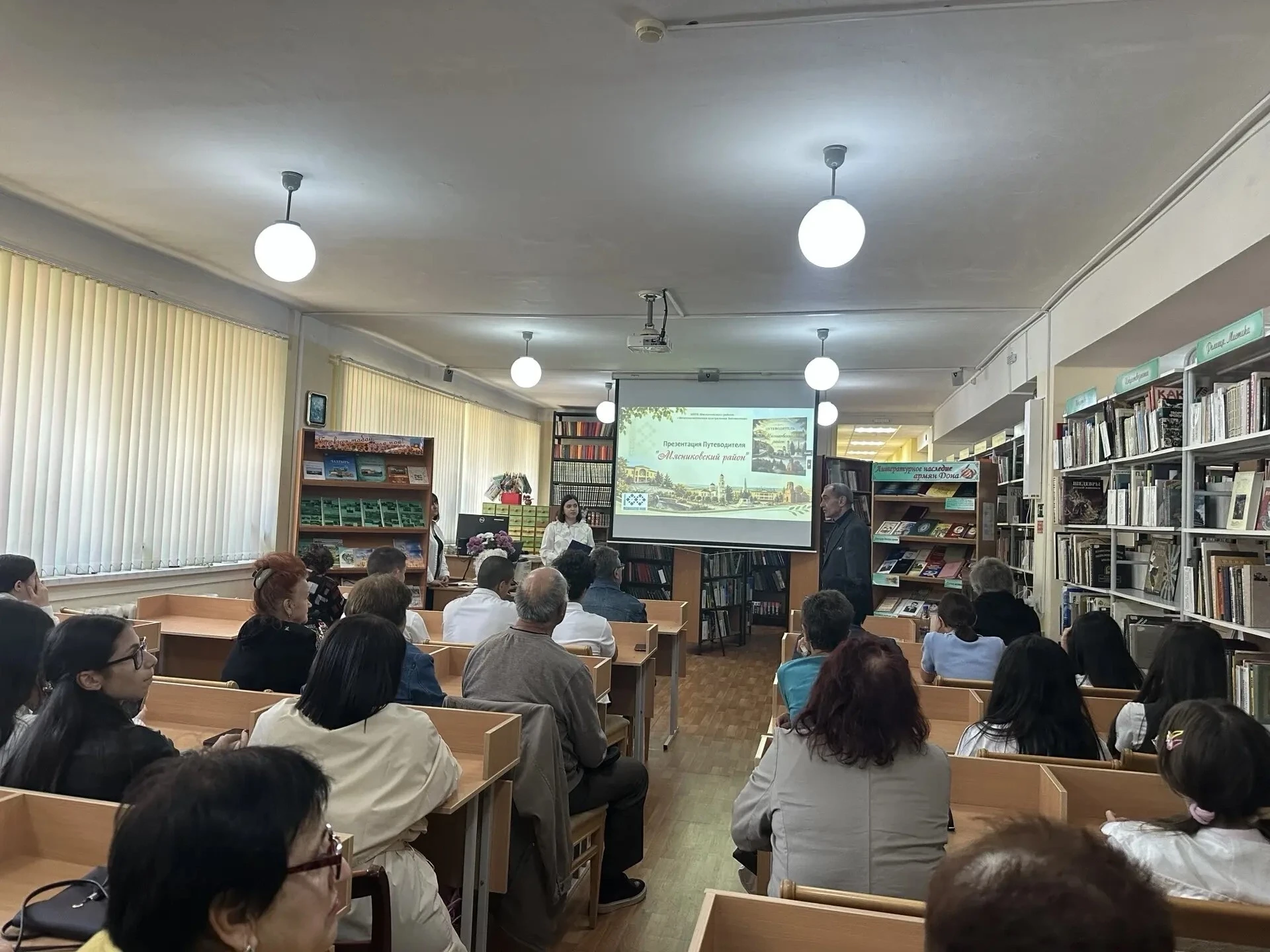 📚 «Мясниковскому району — 100 лет!»: в центральной библиотеке презентовали путеводител...