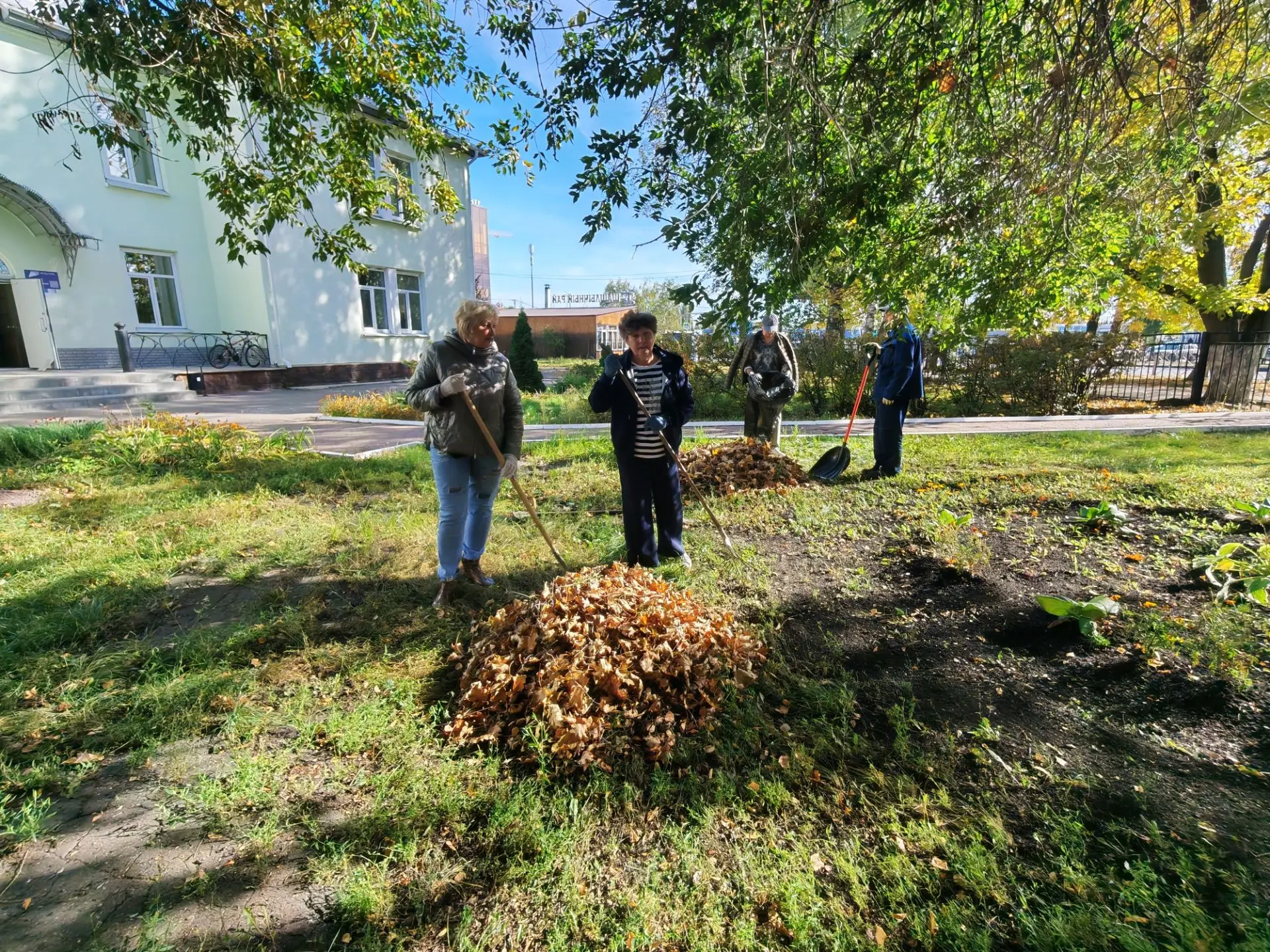 В ДМШ № 5 прошёл субботник. Привели в порядок территорию: