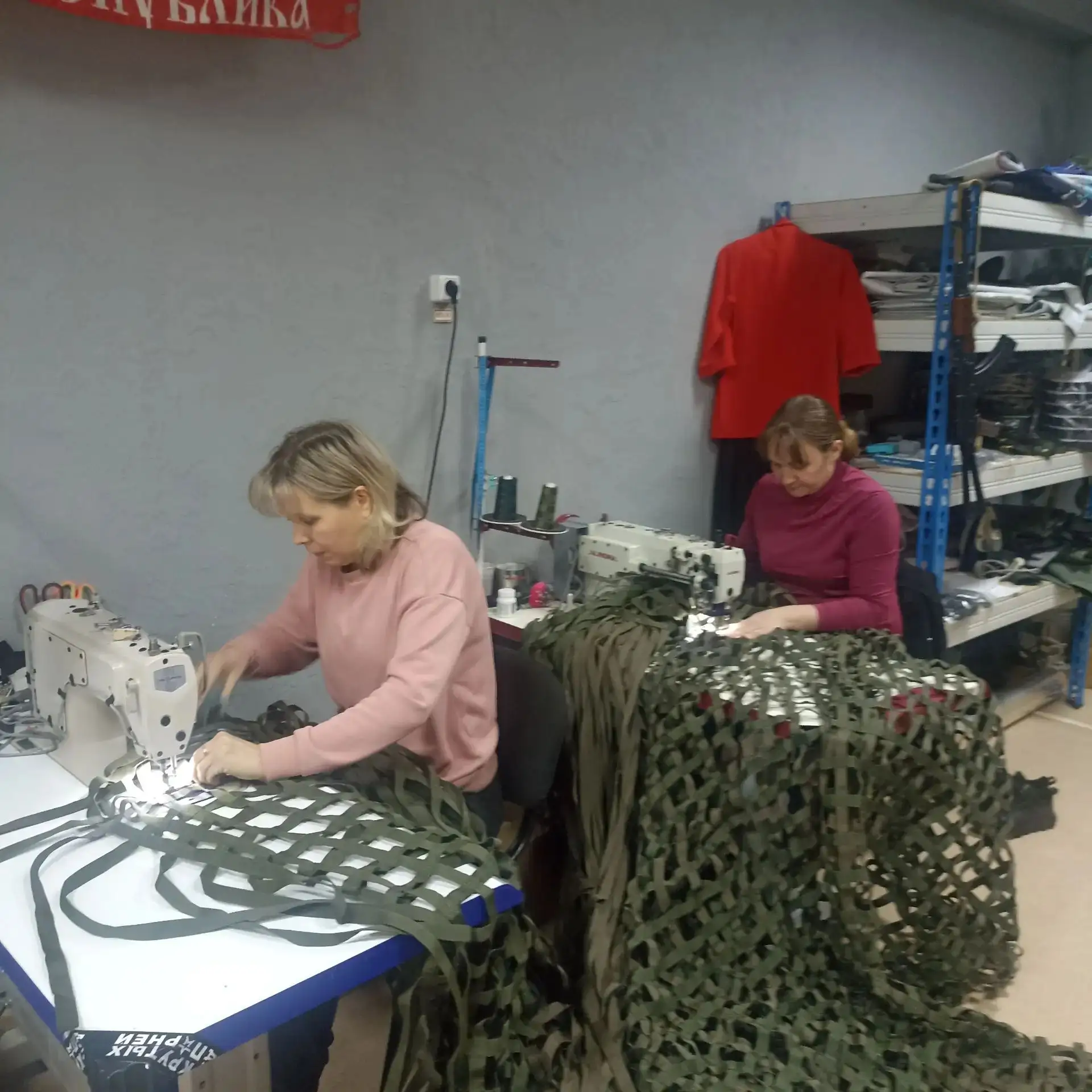 Вечер тихо опустился за окнами нашей мастерской, в которой кипит работа.