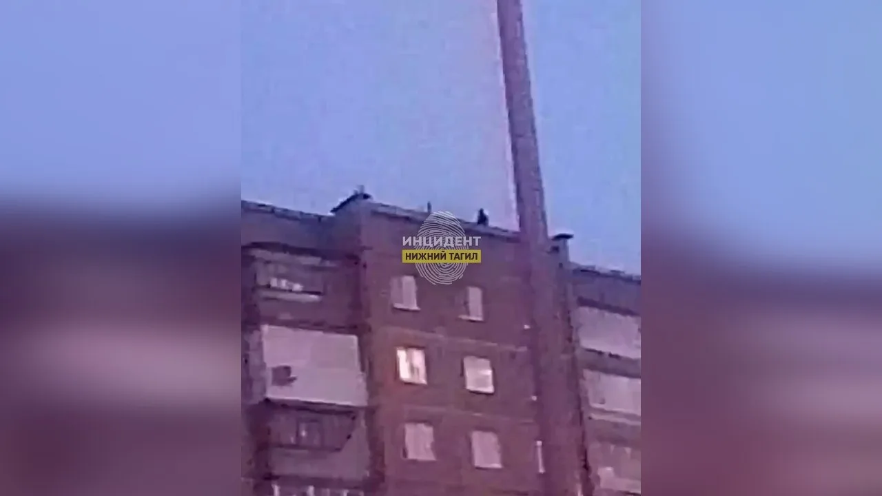 Подростки прыгали по крыше дома на Зари
