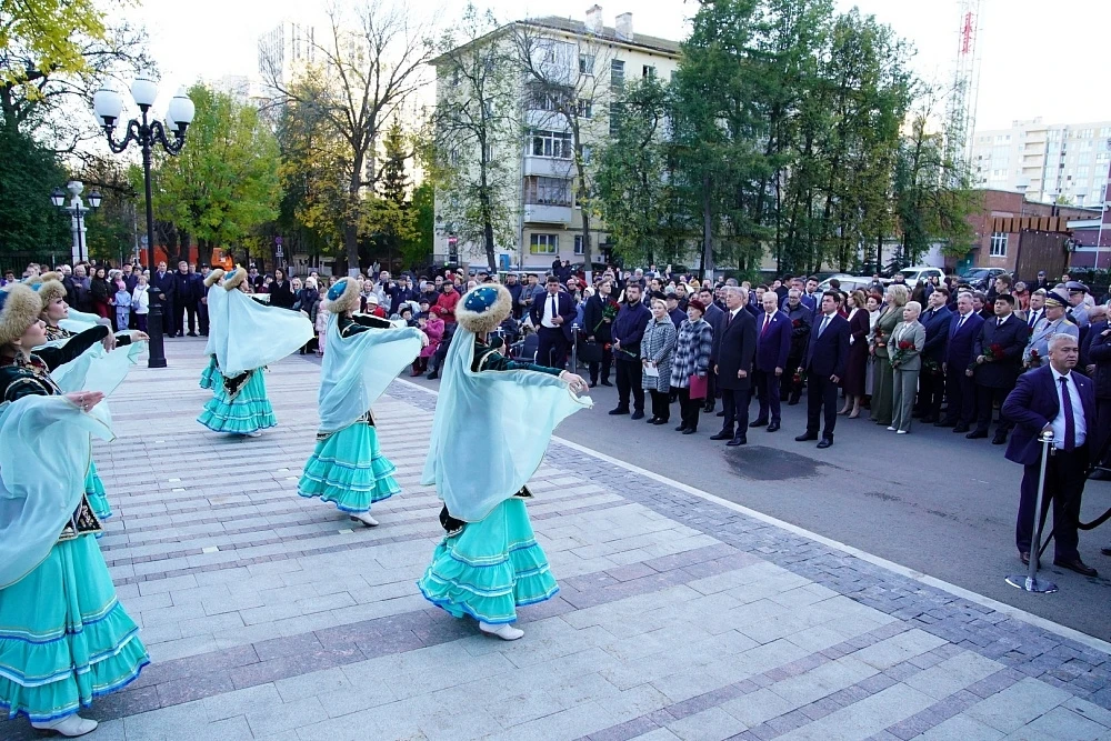 В Уфе открыли памятник государственному деятелю Мидхату Шакирову