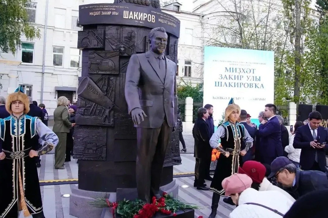 🏛 В Уфе установили памятник бывшему руководителю Башкирии Мидхату Шакирову