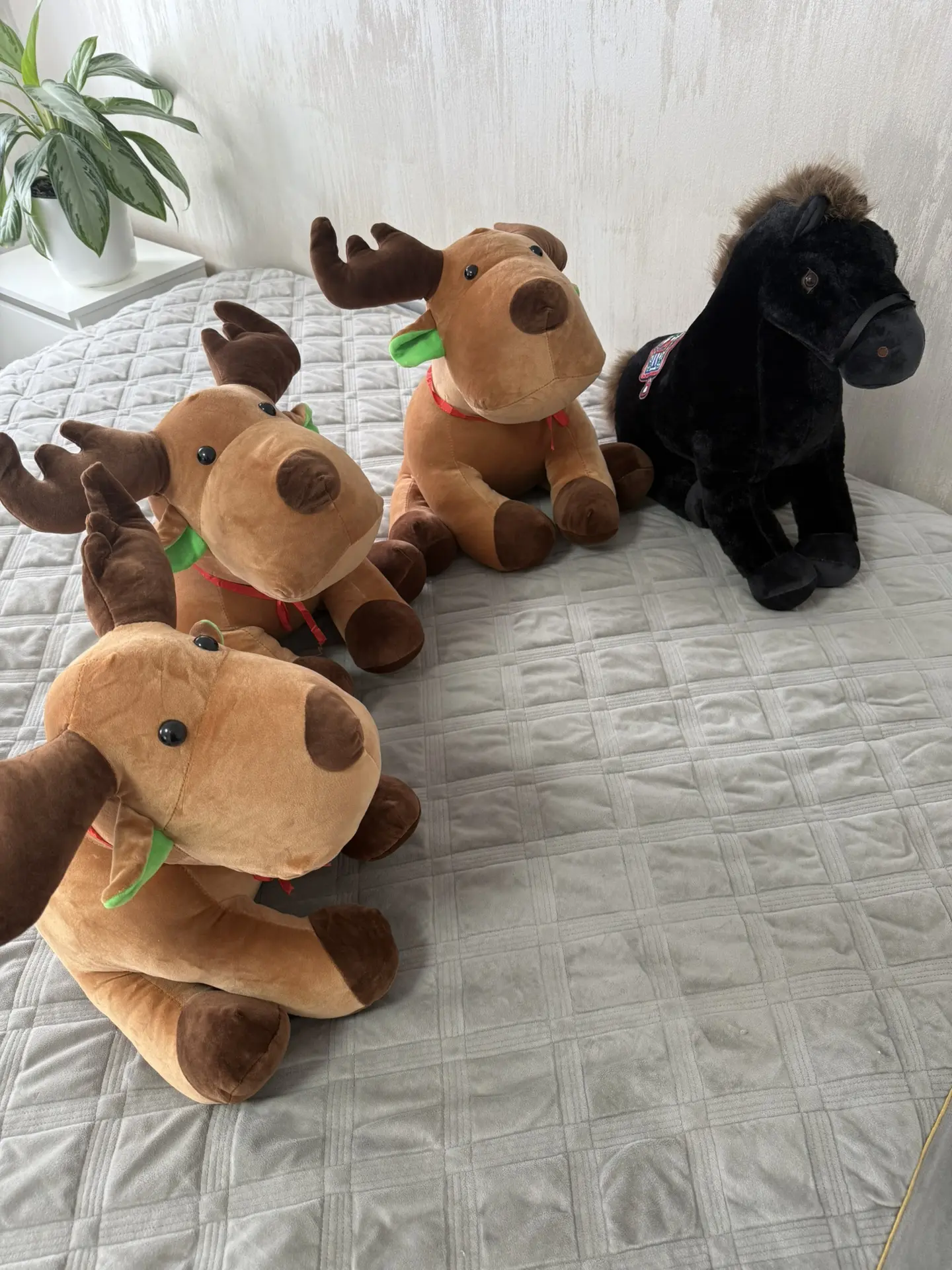 В наличии есть 3 оленя и лошадь 🐴