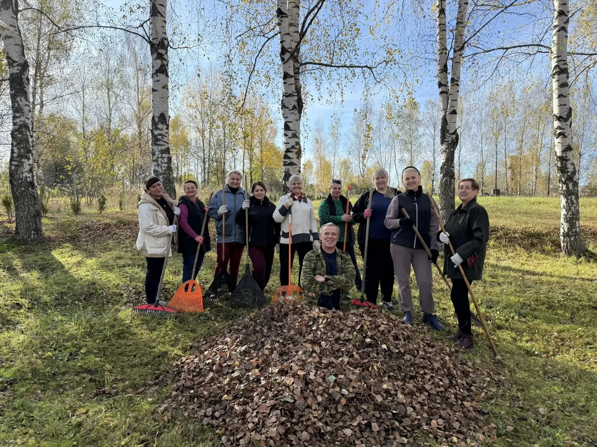 🍂 Наш дружный школьный коллектив вышел на субботник! 🧹 ✨ Листвы, конечно, очень много...