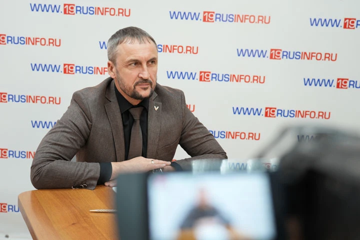 Запустив отопление, Хакасия продолжает готовиться к зиме — интервью с Максимом Виноград...