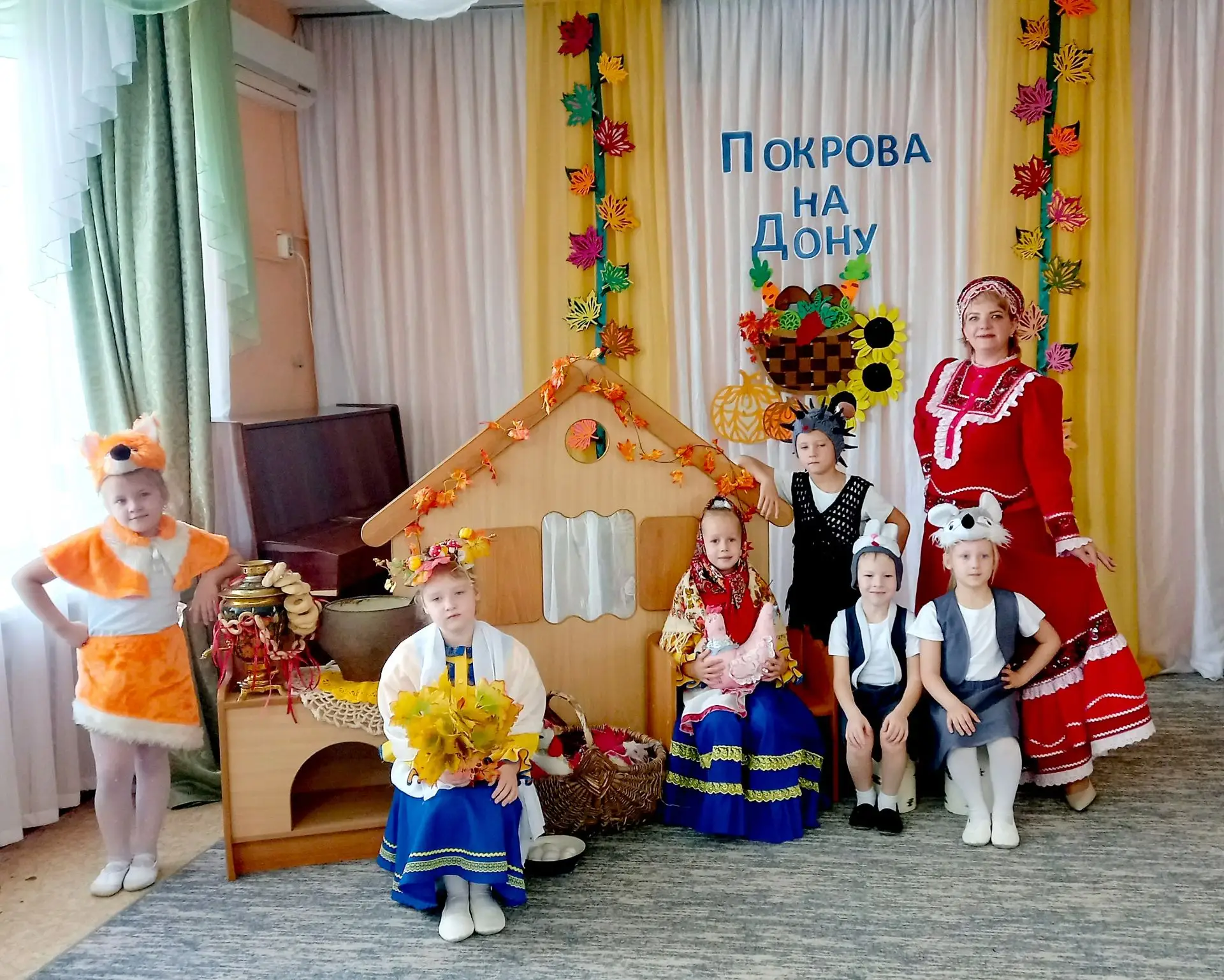 Истинным украшением праздника «Покрова на Дону» стало театрализованное представление «Ш...