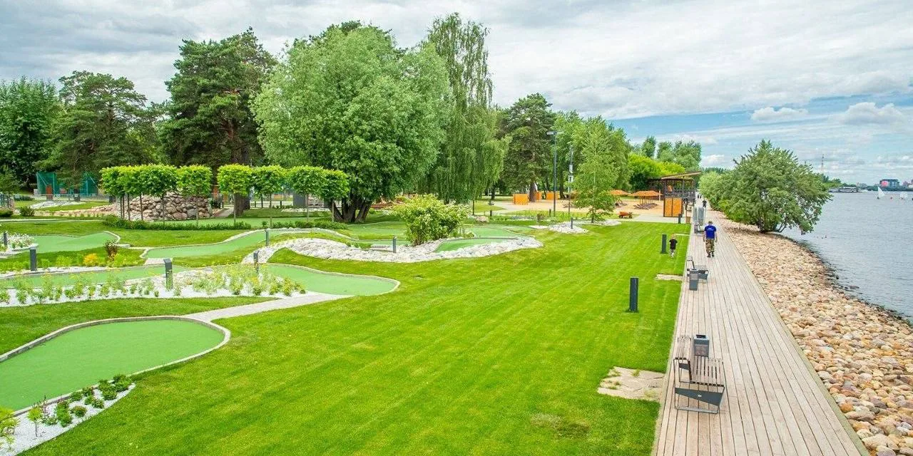 ⛳ Бесплатный мини-гольф на 18 лунок на берегу водохранилища