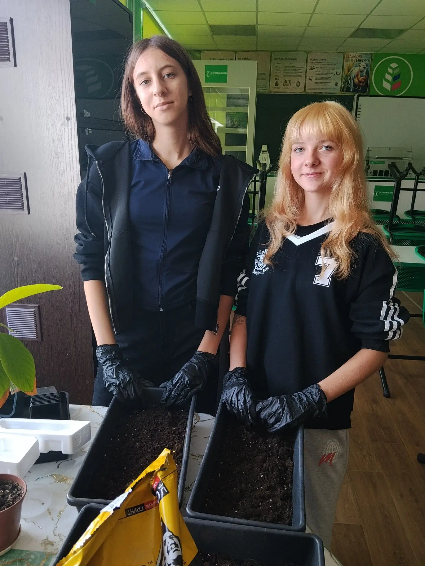 Ученики Агротехкласса🌿 взялись за важное дело — озеленили свой класс. Ребята высадили ...
