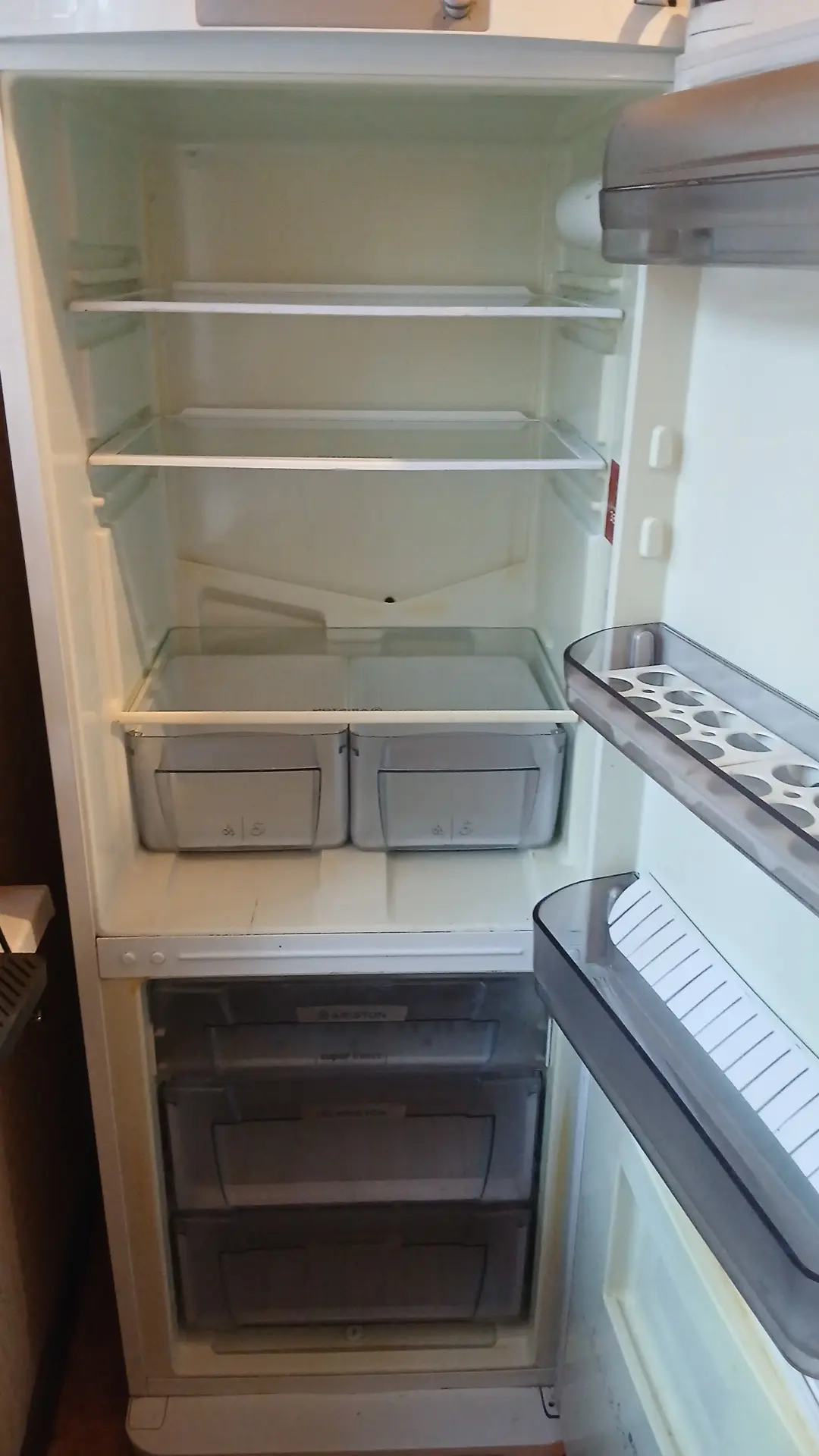 Продам холодильник аристон. В хорошем рабочем состоянии. 5000. В мах.89515231320