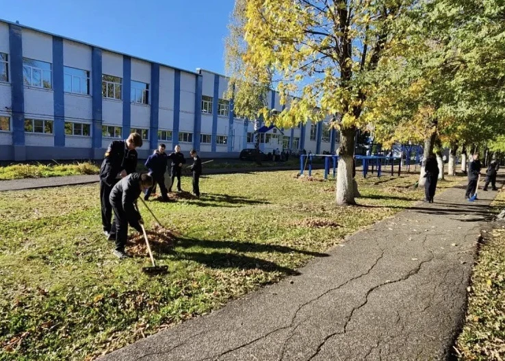 📆 Сегодня в нашей школе прошёл осенний субботник по уборке пришкольной территории.