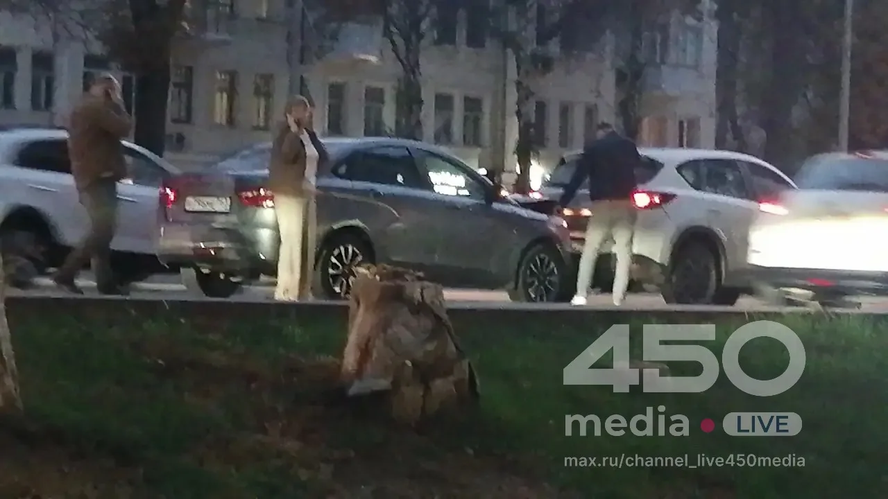 ‼️ «Паровозик» из легковушек на Ново-Садовой прямо сейчас