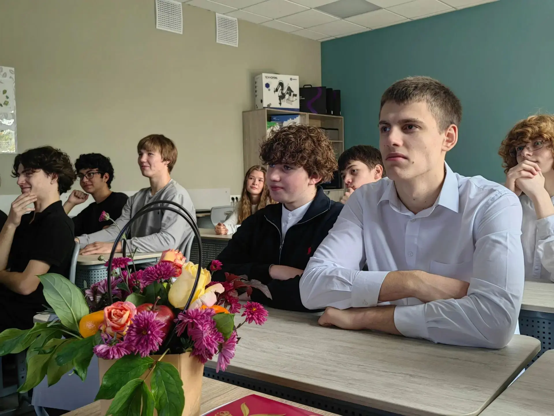 Сегодня начался второй модуль. А начали мы его с общешкольной линейки, выноса флага РФ,...