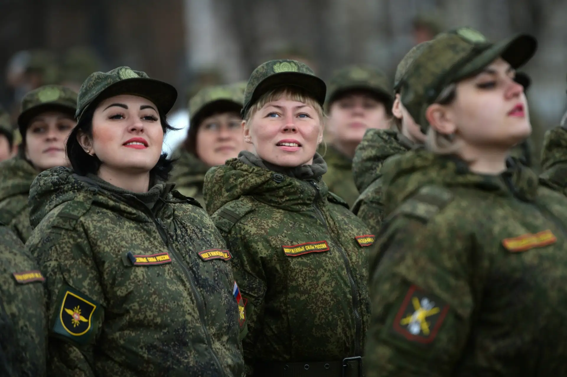 Правительство предложило повысить предельный возраст пребывания женщин в запасе