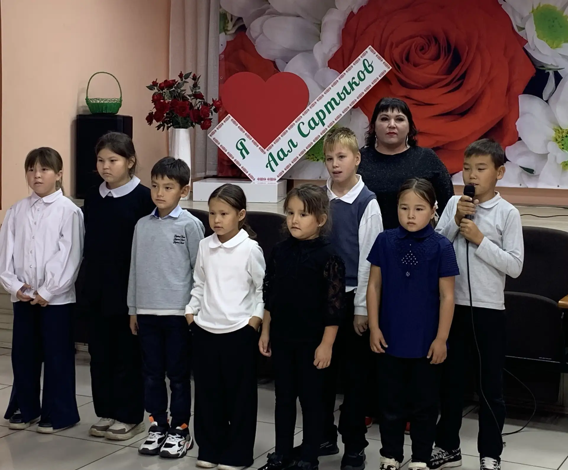 1 октября наши учащиеся поздравили старшее поколение нашего села с Днем пожилого челове...