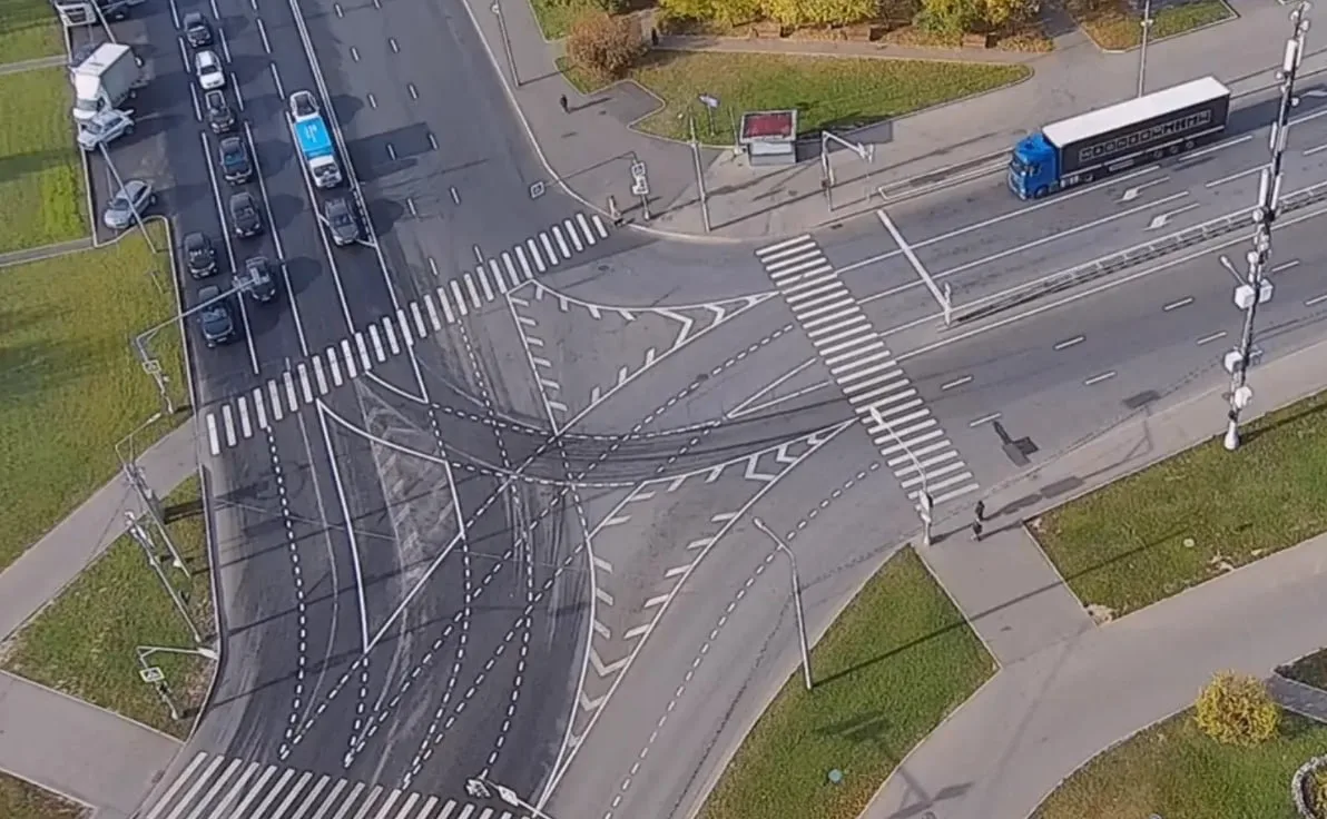 🚗 На Новоорловской переделали разметку у дома №16