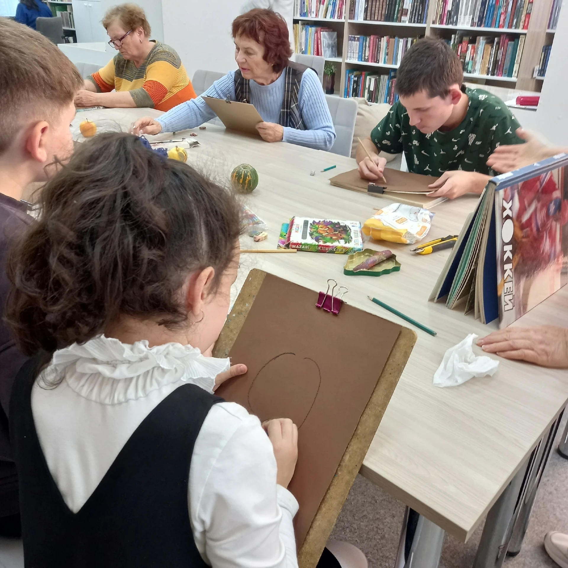 9 октября в Агаповской центральной библиотеке открылась арт-студия «Мир творчества» 🎨