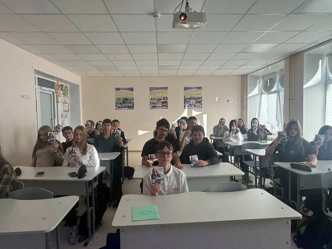 🎓 Студенты 301 группы провели урок финансовой грамотности в 8А классе школы №8!