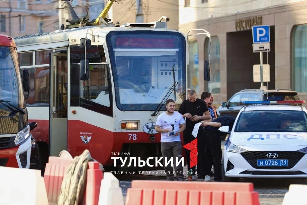 📌 "Лада" и трамвай не поделили дорогу в центре Тулы